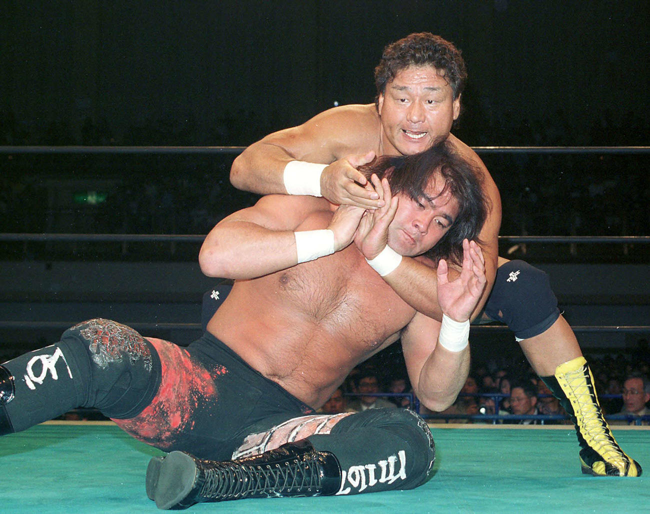 武藤敬司をスリーパーで攻める天龍源一郎。49歳10カ月は最年長戴冠（1999年5月3日）