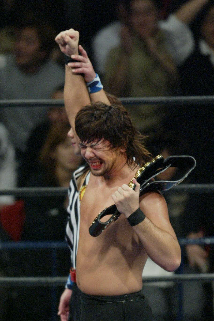 天山広吉を倒し史上最年少でIWGP王者となった中邑は雄たけびを上げる（2003年12月9日）