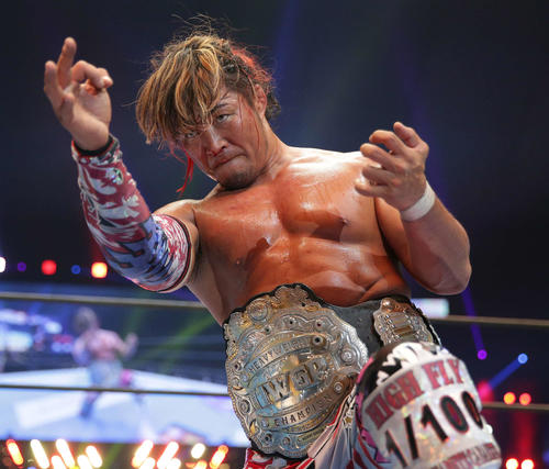 最多戴冠は棚橋の8度。ケニー・オメガを下しベルトを巻いてエアギターを披露（2019年1月4日）