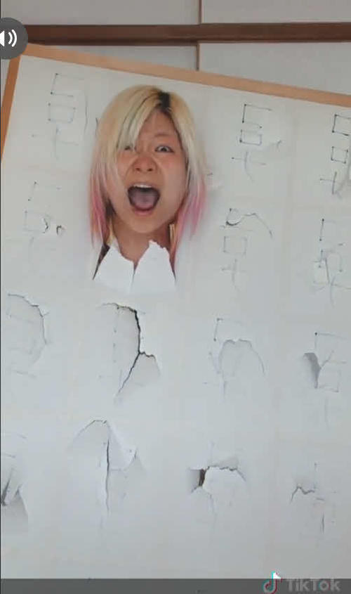 「コロナ」と書かれた障子を破る(本人のTikTokから)