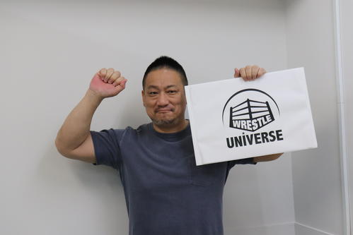 名称変更した動画配信サービス「WRESTLE　UNIVERSE」をアピールするDDT、ノアの高木三四郎社長