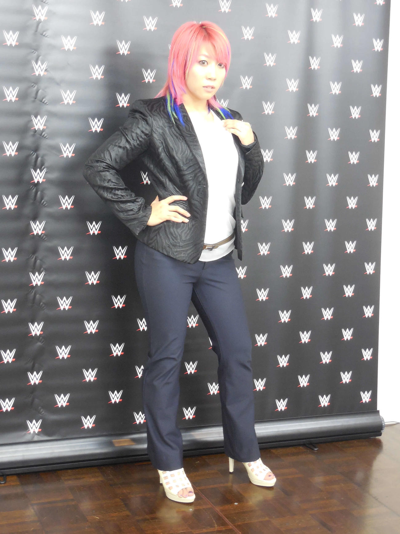 15年9月8日、WWEで会見を行い、契約を発表。当時のリングネームは華名