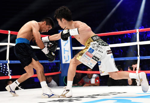 ＷＢＣ世界ライトフライ級タイトルマッチ　２回、ボディでダウンを奪う拳四朗（右）（２０１８年５月２５日撮影）