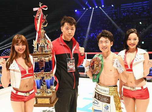 ＷＢＣ世界ライトフライ級タイトルマッチで防衛に成功した拳四朗（右から２人目）と父の寺地永会長（左から２人目）（２０１８年５月２５日撮影）