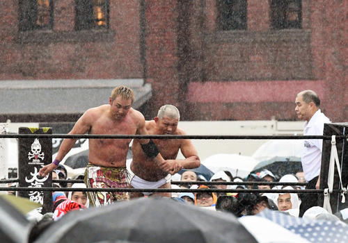 横浜赤レンガ倉庫での３０周年記念大会でオカダ・カズチカ（左）と対戦した鈴木みのる（２０１８年６月２３日撮影）