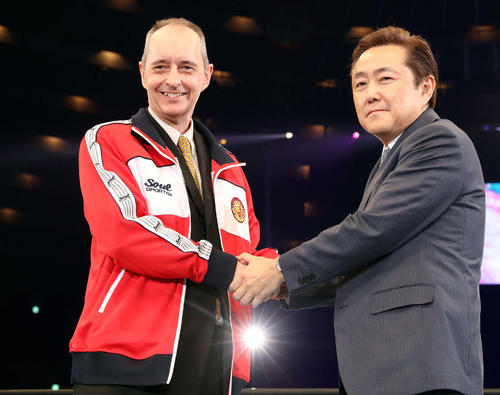 大阪城ホール大会の試合前にリング上で握手を交わす新日本プロレスのハロルド・メイ社長（左）と菅林直樹会長（２０１８年６月９日撮影）