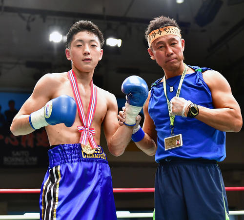 スーパーフェザー級新人王に輝いた森武蔵。右は薬師寺保栄会長(2017年12月23日撮影)