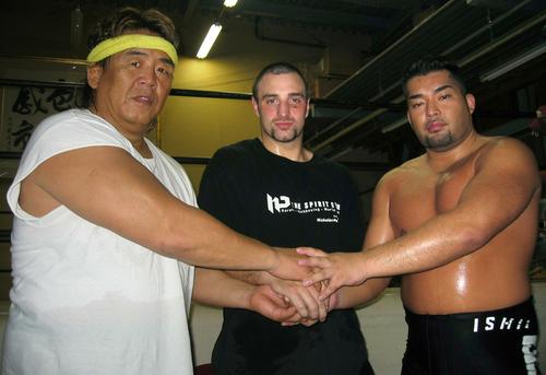 右が石井智宏、左は長州力、中央はニコラス・ペタス（２００５年９月７日）
