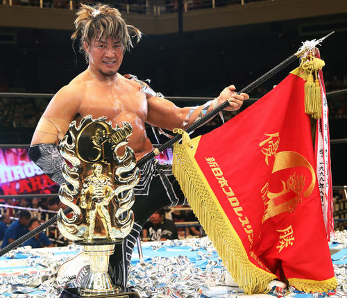 G1を制し優勝旗を手にポーズを決める棚橋(2018年8月12日撮影)