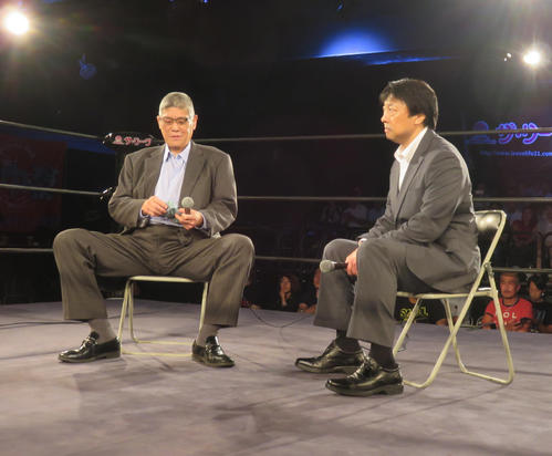 川田利明プロデュースの大会で、川田（右）とのトークバトルに参戦したかつての盟友田上明