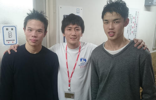 石本さん(中)は勝利を飾った愛弟子を祝う。山田(左)と小林