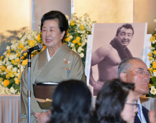「力道山をしのぶ会」であいさつする田中敬子さん（2013年12月19日撮影）