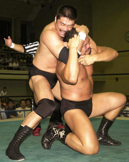 佐々木健介を魔性のスリーパーで締め上げる飯塚高史