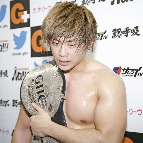 GHCヘビー級チャンピオンベルトを肩に乗せインタビューを受ける清宮海斗(2019年2月1日撮影)