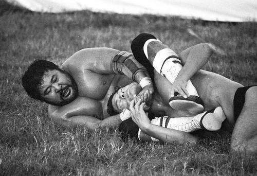 巌流島決戦でアントニオ猪木を締め上げるマサ斎藤さん（1987年10月4日撮影）