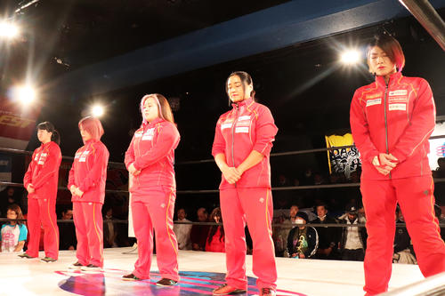 センダイガールズ新宿FACE大会の冒頭で黙とうする選手ら。左から愛海、DASH・チサコ、橋本千紘、里村明衣子、岩田美香（2019年3月11日撮影）
