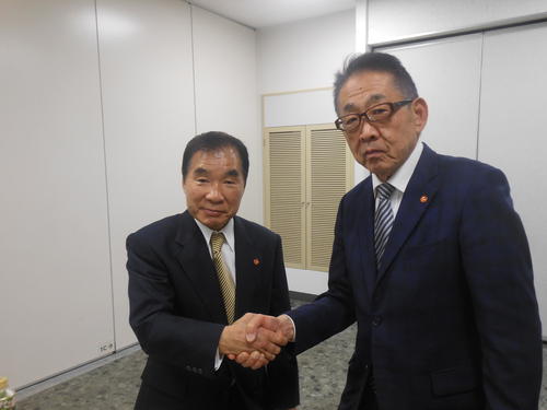 東日本ボクシング協会の新会長となる花形進会長(左)と渡辺均現会長