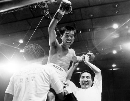 WBA世界フライ級タイトルマッチ　チャチャイ・チオノイを下し喜ぶ花形進（1974年10月18日撮影）