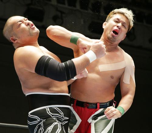 石井（左）にエルボーをぶち込むYOSHI－HASHI（2019年3月16日撮影）