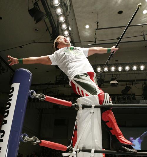 如意棒を手に入場するYOSHI－HASHI（2019年3月16日撮影）