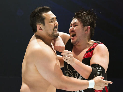 鈴木秀樹（左）にエルボーを見舞う納屋幸男（撮影・たえ見朱実）