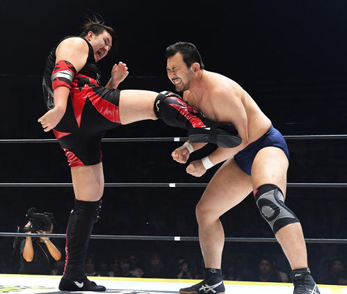 鈴木秀樹（右）にキックを叩き込む納屋幸男（撮影・たえ見朱実）