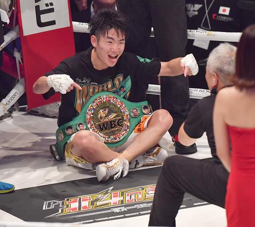 タコニンをTKOで破り6度目の防衛を果たした拳四朗はチャンピオンベルトを指さし笑顔を見せる（2019年7月12日撮影）