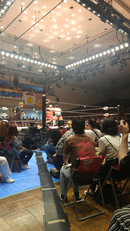 8月24日、超満員となった大日本プロレス後楽園ホールの様子。リングで戦うのはマイケル・エルガンと関本大介