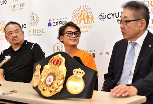 防衛戦から一夜明け笑顔を見せるWBA世界ライトフライ級チャンピオン京口。左は井上トレーナー、右はワタナベジムの渡辺会長（2019年10月2日撮影）