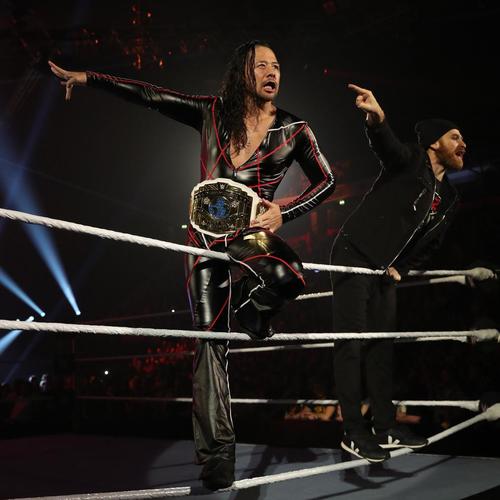 リング上でゼイン（右）とともにアピールするインターコンチネンタル王者中邑（C）2019 WWE, Inc. All Rights Reserved