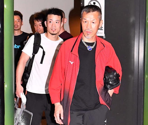 7月26日、勝利した辰吉寿以輝（左）と引き揚げる父の辰吉丈一郎（撮影・上田博志）