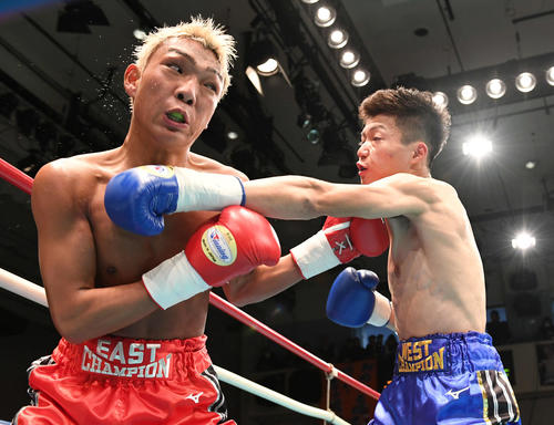 2019年12月22日　フェザー級新人王決勝戦　3回、亀田（左）に左フックを見舞う前田（撮影・山崎安昭）