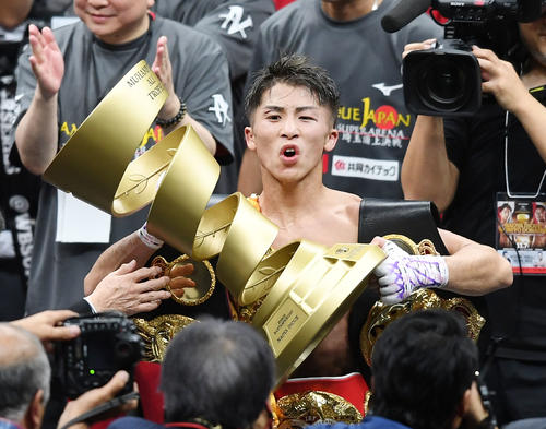 アリトロフィーを掲げる井上尚弥（2019年11月7日撮影