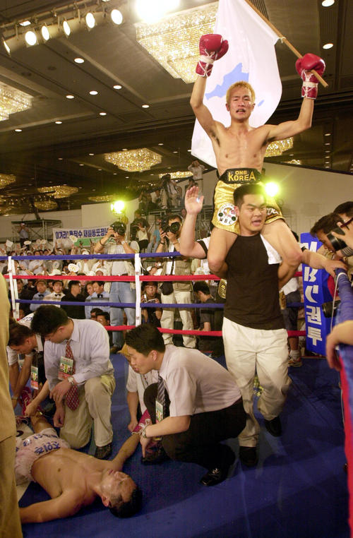 WBC世界スーパーフライ級タイトルマッチ　5R45秒でKOした徳山昌守はガッツポーズ、左下はダウンしたチョ・インジュ（2001年5月20日撮影）