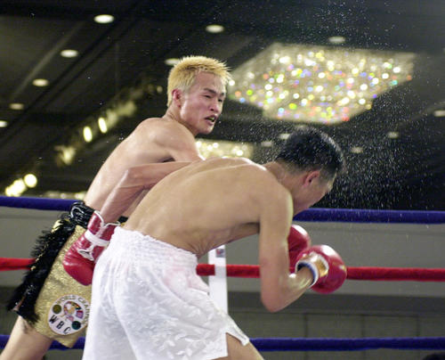 WBC世界スーパーフライ級タイトルマッチ　4R終了間際、徳山昌守の右がチョ・インジュにヒット（2001年5月20日撮影）