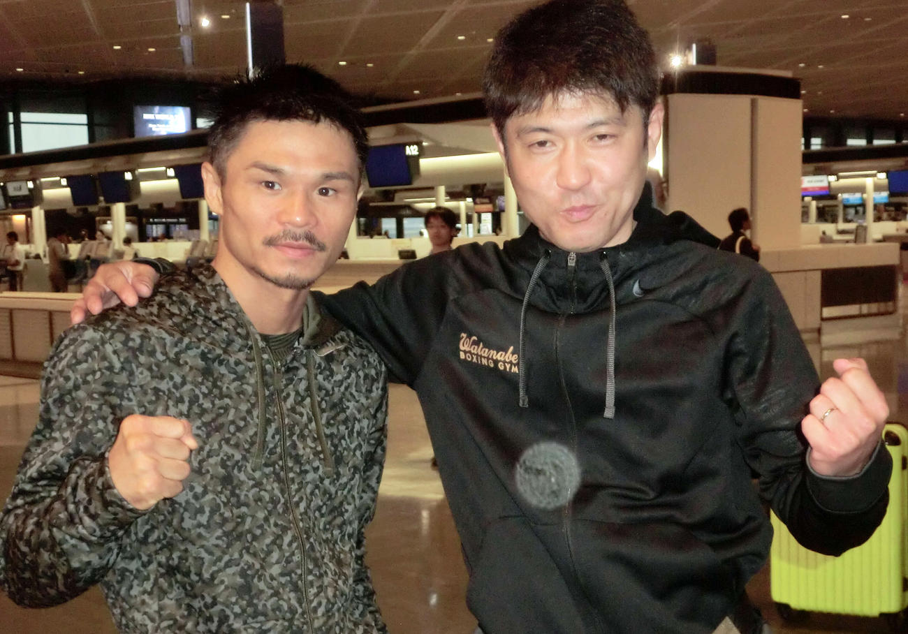 WBA世界スーパーフライ級王者河野公平（左）と高橋智明トレーナー（2015年10月10日撮影）