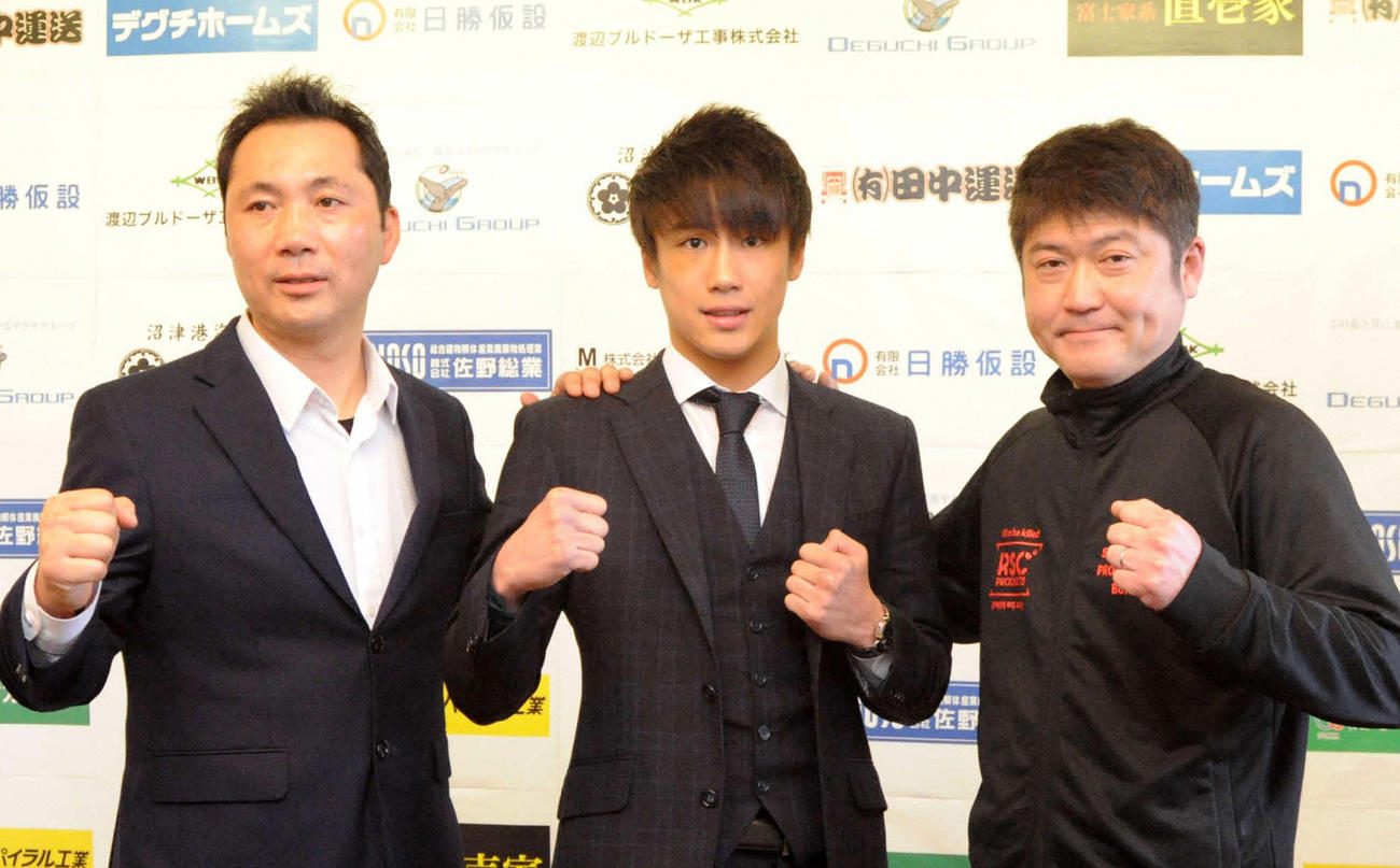 プロ転向会見を行った木村蓮太朗（中央）。左は前島正晃会長、右が高橋智明トレーナー（2020年3月5日撮影）