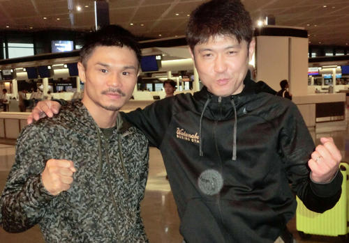WBA世界スーパーフライ級王者河野公平（左）と高橋智明トレーナー（2015年10月10日撮影）
