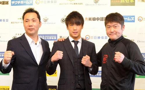 プロ転向会見を行った木村蓮太朗(中央)。左は前島正晃会長、右が高橋智明トレーナー(2020年3月5日撮影)