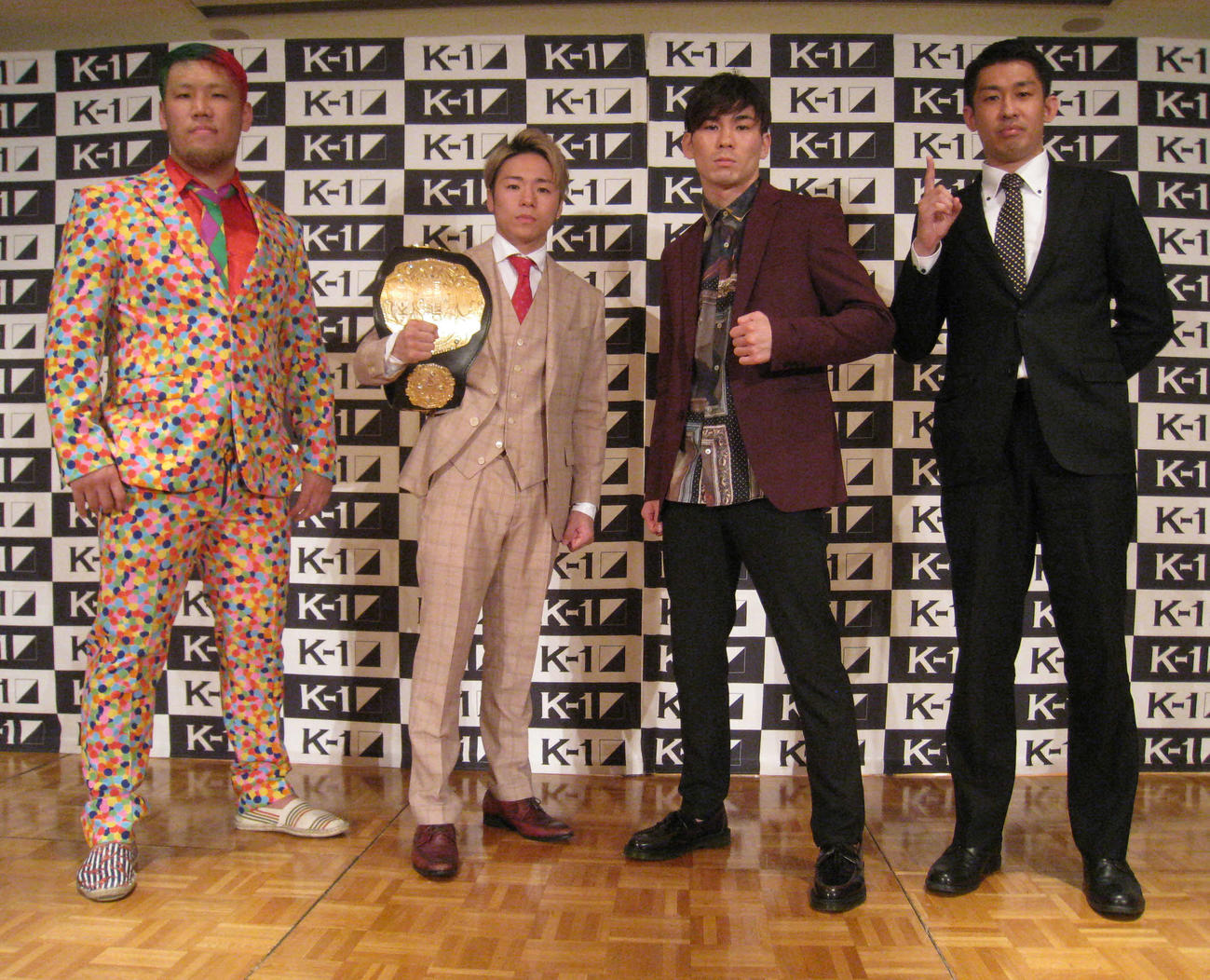 K－1スーパー・フェザー級王者武尊（中央左）と挑戦者レオナ・ペタス（同右）。左端はK－1復帰の京太郎。右端は中村K－1プロデューサー