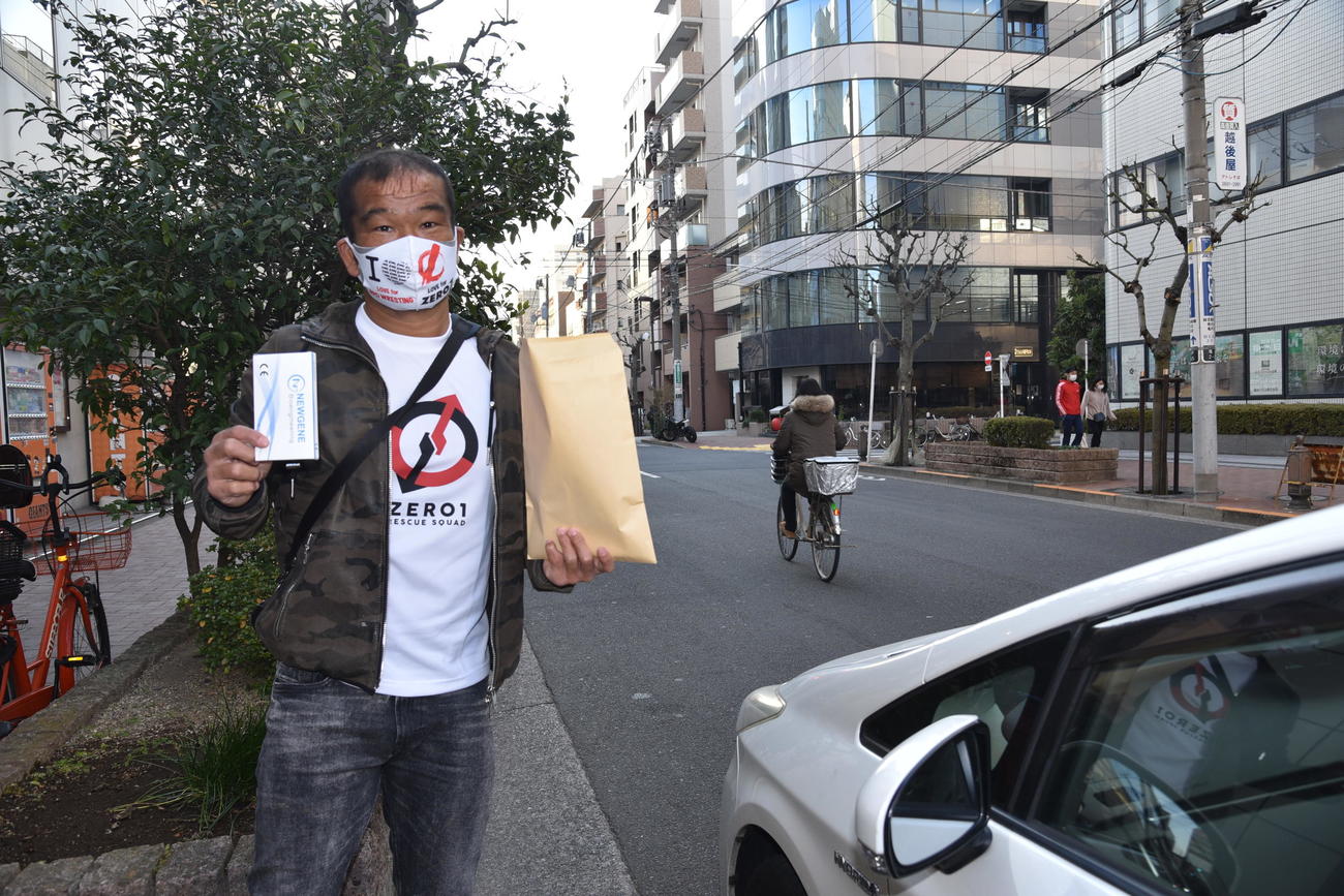 21日、抗原キットを配送したゼロワンの田中将人（ゼロワン提供）