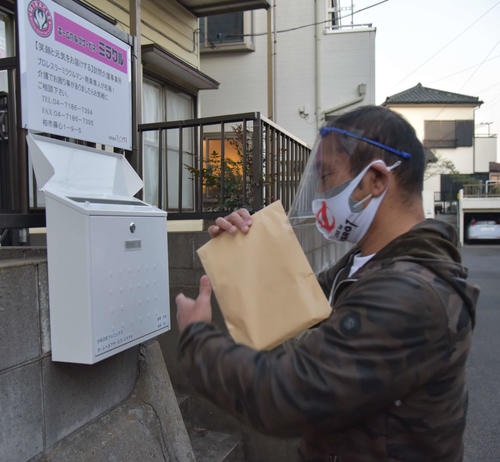 21日、抗原キットを配送したゼロワンの田中将人（ゼロワン提供）
