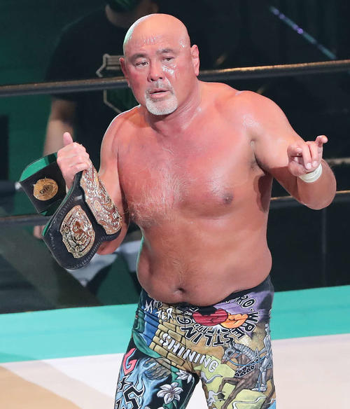 2月12日、3大メジャー制覇を達成し、GHCのベルトを手にする武藤敬司