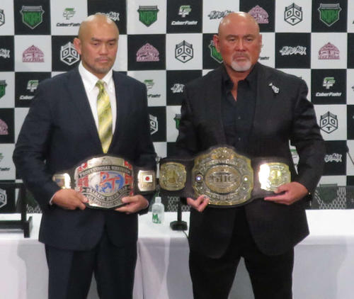 2月15日、ノアと正式契約を結んだ武藤敬司（右）。左はDDTと正式契約を結んだ秋山準