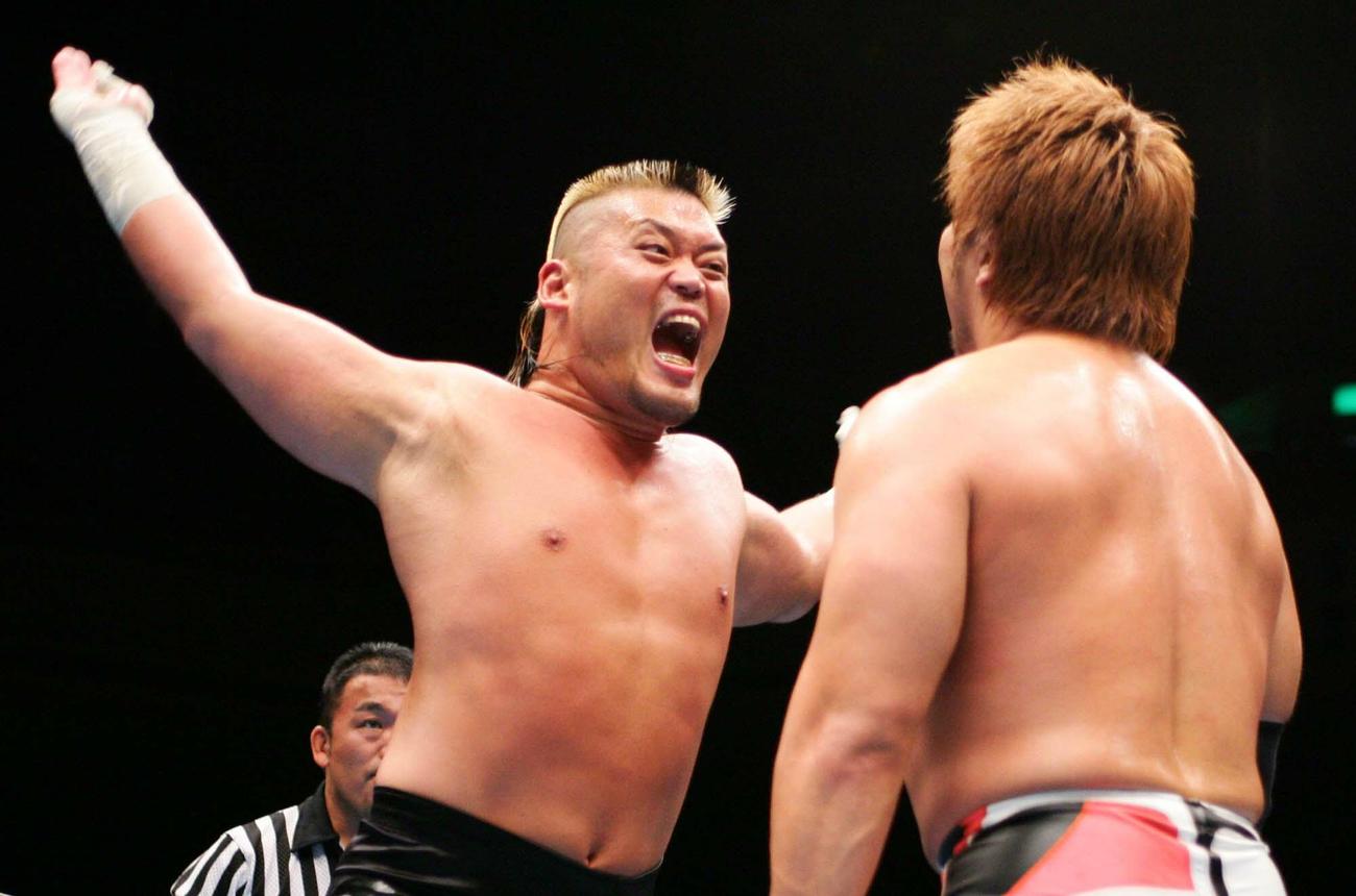 06年のG1クライマックス決勝　小島聡（右）にモンゴリアンチョップを浴びせる天山広吉（06年08月13日撮影）