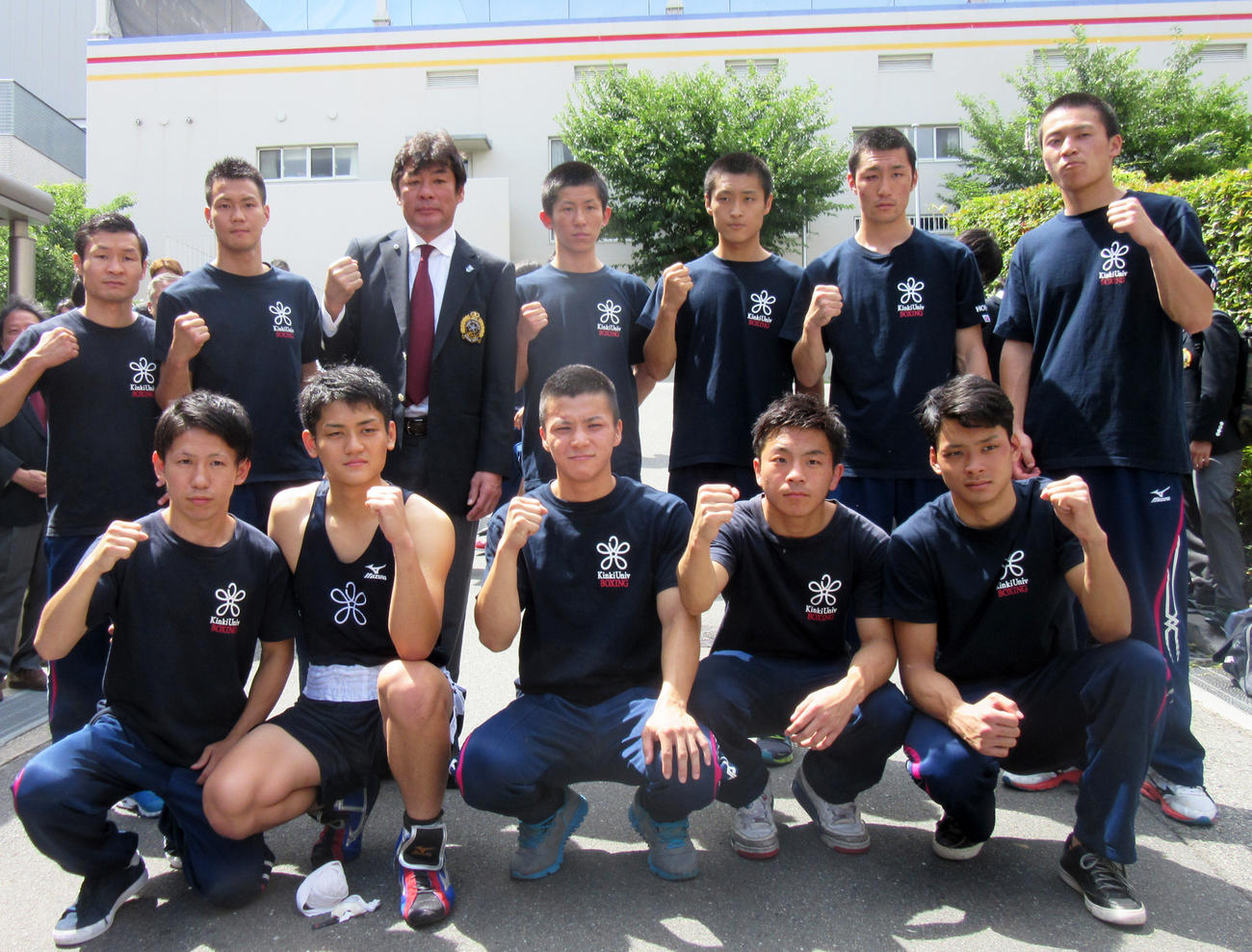 15年、近大時代の西田凌佑（後列右から3人目）。後列左端は名城信男ヘッドコーチ、同左から3人目は赤井英和総監督