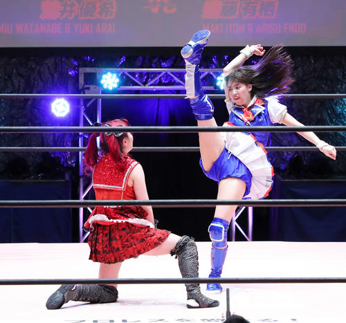 東京女子プロレス 伊藤麻希(左)にかかと落とし「Finally」を見舞う荒井優希(2021年5月4日撮影)
