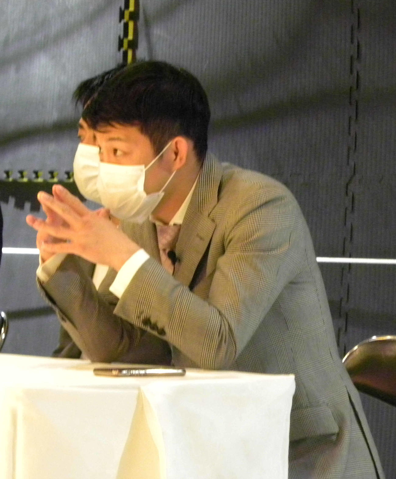 亀田和毅の試合を見守る兄で3150ファイトクラブの興毅会長（2021年5月22日撮影）