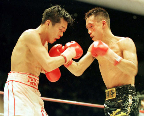 94年12月、WBC世界バンタム級統一王座決定戦で激しく打ち合う辰吉丈一郎（左）と薬師寺保栄