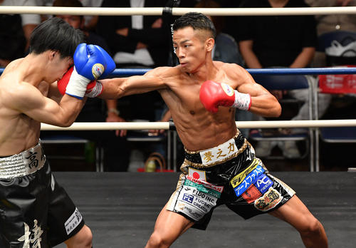 第80回フェニックスバトル　竹田梓（左）にパンチを放つ武居由樹（2021年9月9日撮影）